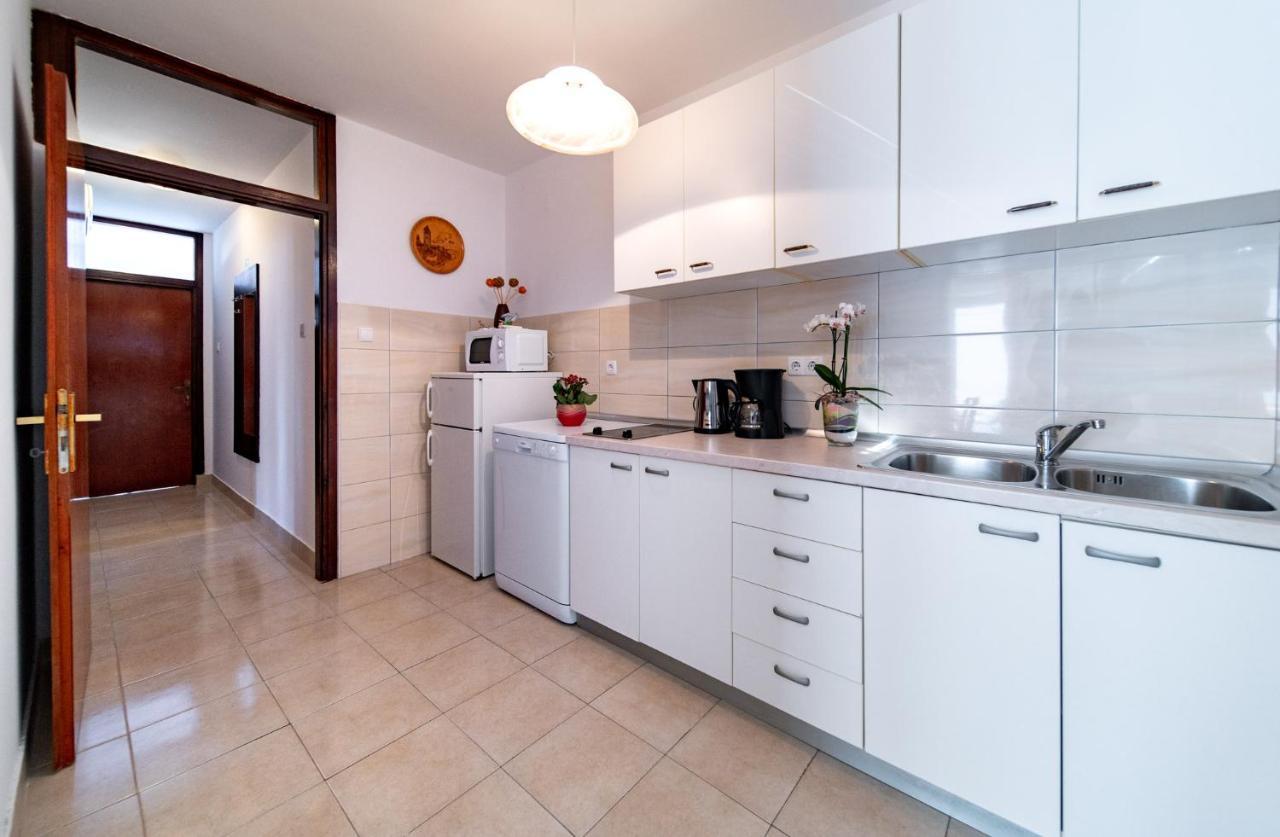 Apartments Lazaric Лопар Екстер'єр фото